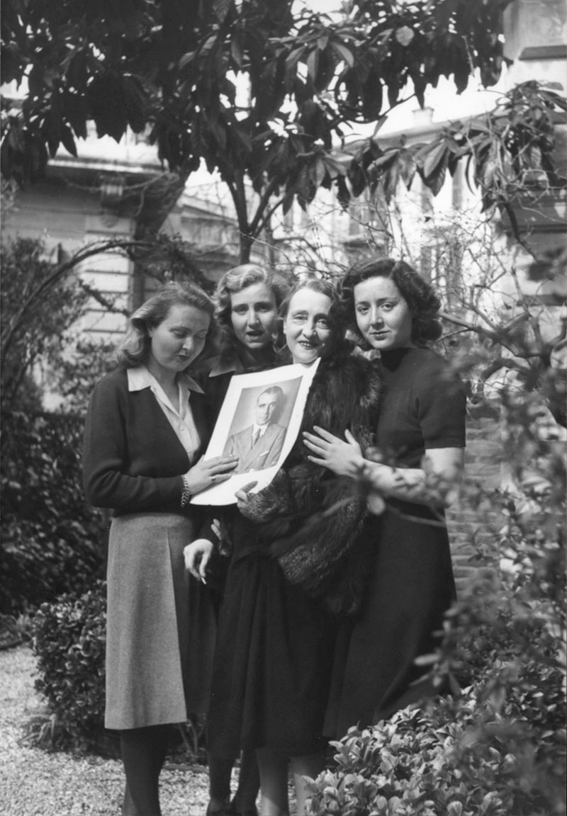 Mynna, Ylda, Lyda and Yana with the photograph of Vittorio Cini